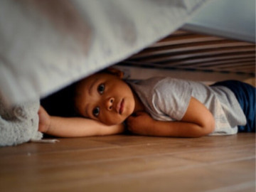 Chồng đi làm xa nhà chỉ còn 2 mẹ con nhưng tối nào con gái cũng nhắc về người thứ 3, tôi sợ xanh mặt