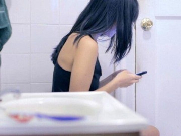 Yêu con - Con gái riêng của vợ tối nào cũng ở trong buồng tắm 2 tiếng, thấy thứ đứa trẻ cầm trên tay tôi mới vỡ lẽ