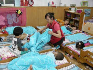 Yêu con - Bé gái mầm non cựa quậy trong chăn suốt giờ ngủ trưa, cô giáo gọi bố dượng gấp khi thấy thứ trong túi quần đứa trẻ