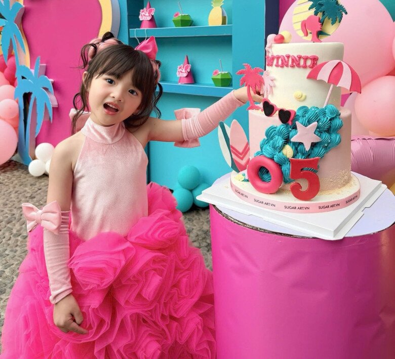 Xuất thân tiểu thư tập đoàn lớn, con gái Đông Nhi 5 tuổi nói tiếng Anh vanh vách, vẽ đẹp, hát hay, diễn xuất giỏi - 8