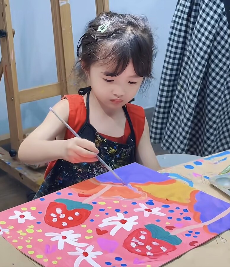 Xuất thân tiểu thư tập đoàn lớn, con gái Đông Nhi 5 tuổi nói tiếng Anh vanh vách, vẽ đẹp, hát hay, diễn xuất giỏi - 4