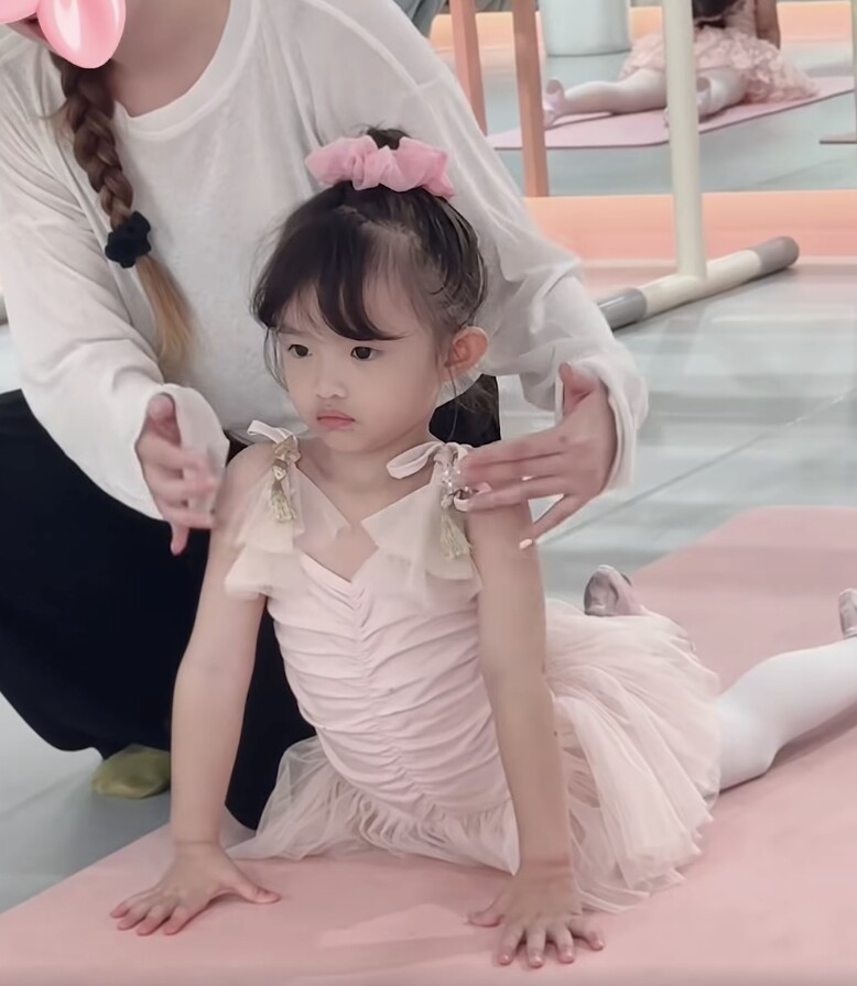 Xuất thân tiểu thư tập đoàn lớn, con gái Đông Nhi 5 tuổi nói tiếng Anh vanh vách, vẽ đẹp, hát hay, diễn xuất giỏi - 5