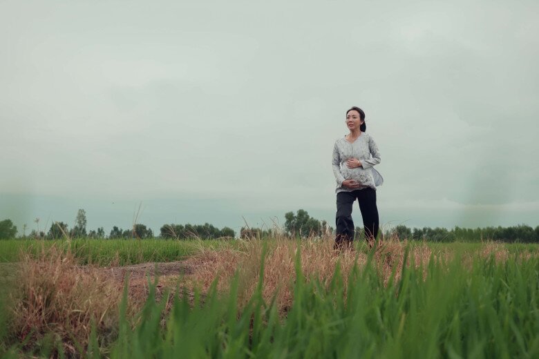 Thu Trang vác bụng bầu trong phim.