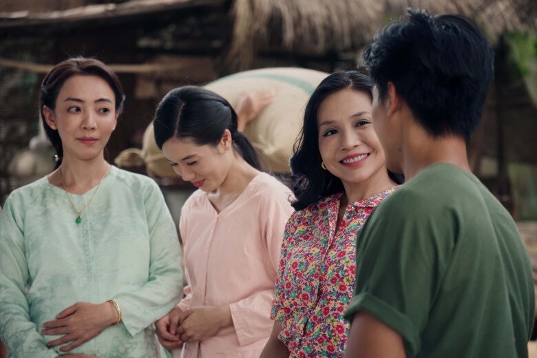 Thu Trang tái hiện không khí nhộn nhịp của một khu phố sầm uất miền Tây xưa, cho thấy sự đầu tư tỉ mỉ trong khâu phục dựng bối cảnh.