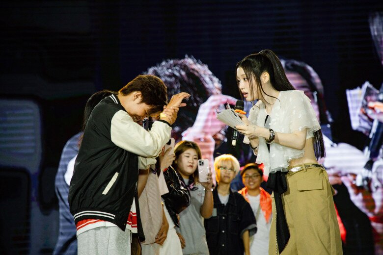 Trên sân khấu fanmeeting, Han Sara thoải mái quăng miếng hài cùng các đồng nghiệp và người hâm mộ. Trước lời rủ rê của thần tượng, các thành viên fandom Lạc Đà tham gia 2 trò chơi “Bịt mắt bắt lạc đà”, “Lớp học lạc đà” và phần thi dance battle.