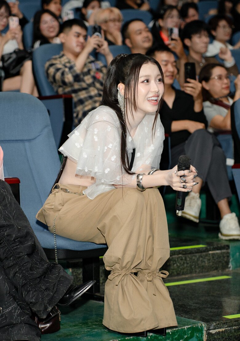 Giọng ca Gen Z tiết lộ đang thực hiện album mới và nói đùa “không sợ công ty lập biên bản vì đưa thông tin quá sớm”.