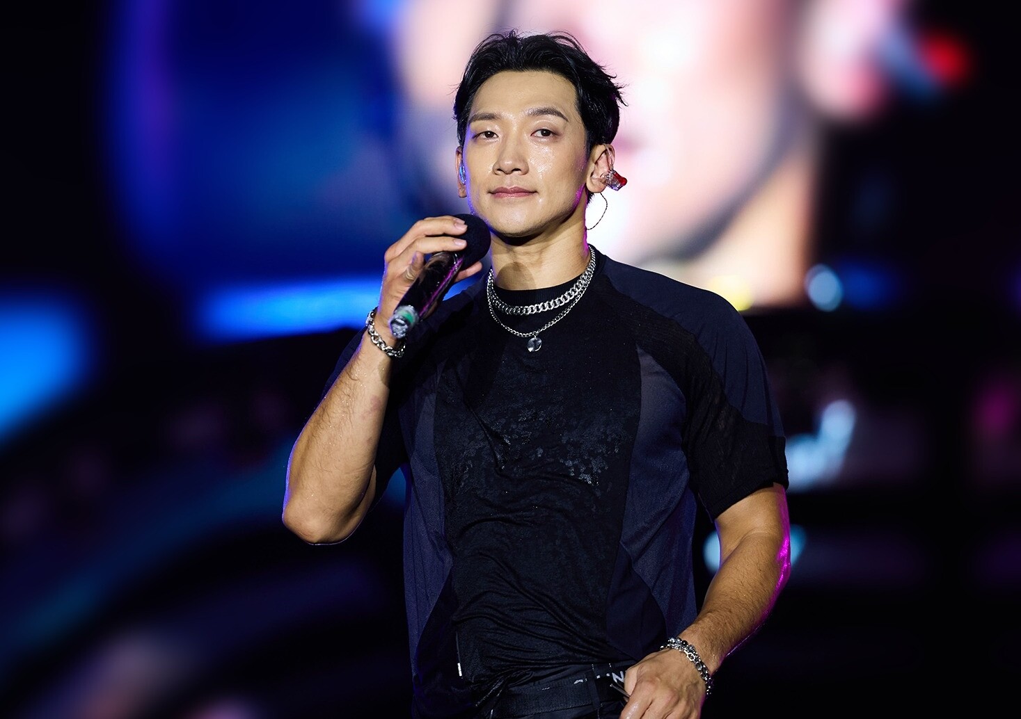 Suốt 30 phút biểu diễn, anh liên tục khiến khán giả phấn khích khi kết hợp vũ đạo cùng hiệu ứng nước - yếu tố vốn đã gắn liền với tên tuổi Bi Rain tại các sân khấu ngoài trời.