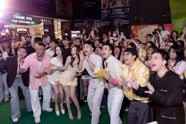 Dàn nghệ sĩ và người nổi tiếng tham gia chương trình.