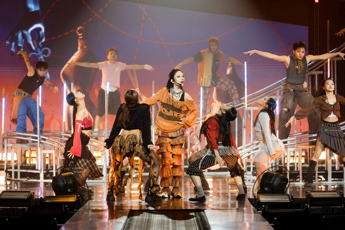 Cô diện outfit cá tính, thời thượng và lần lượt trình diễn nhiều ca khúc trong album.