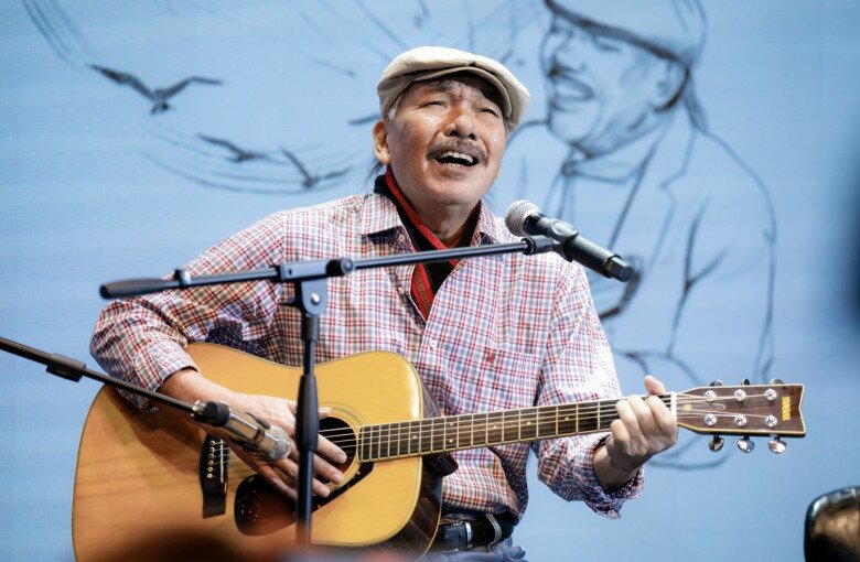 Dù tuổi cao và có bệnh trong người, Trần Tiến vẫn lạc quan, yêu đời, lấy âm nhạc làm bạn.