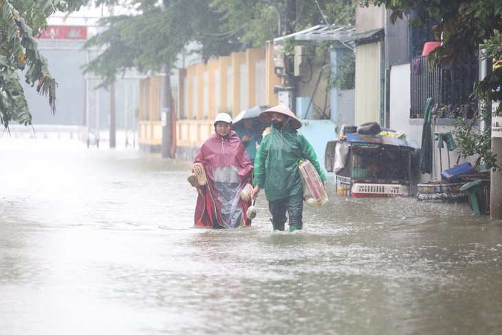 Từ ngày 28/9/2026, các công trình nhà ở của hộ gia đình, cá nhân trên địa bàn Hà Nội phải đáp ứng quy định tiêu chí bảo đảm an toàn trước thiên tai, trong đó bắt buộc dừng thi công khi có cảnh báo thiên tai từ cấp 2 trở lên. Ảnh: Bảo Loan.