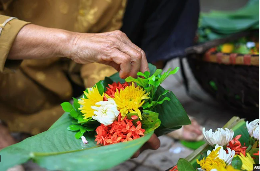 Dâng hoa cúng có ý nghĩa dâng những điều thiện lành, tốt đẹp đã làm được trong cuộc sống.