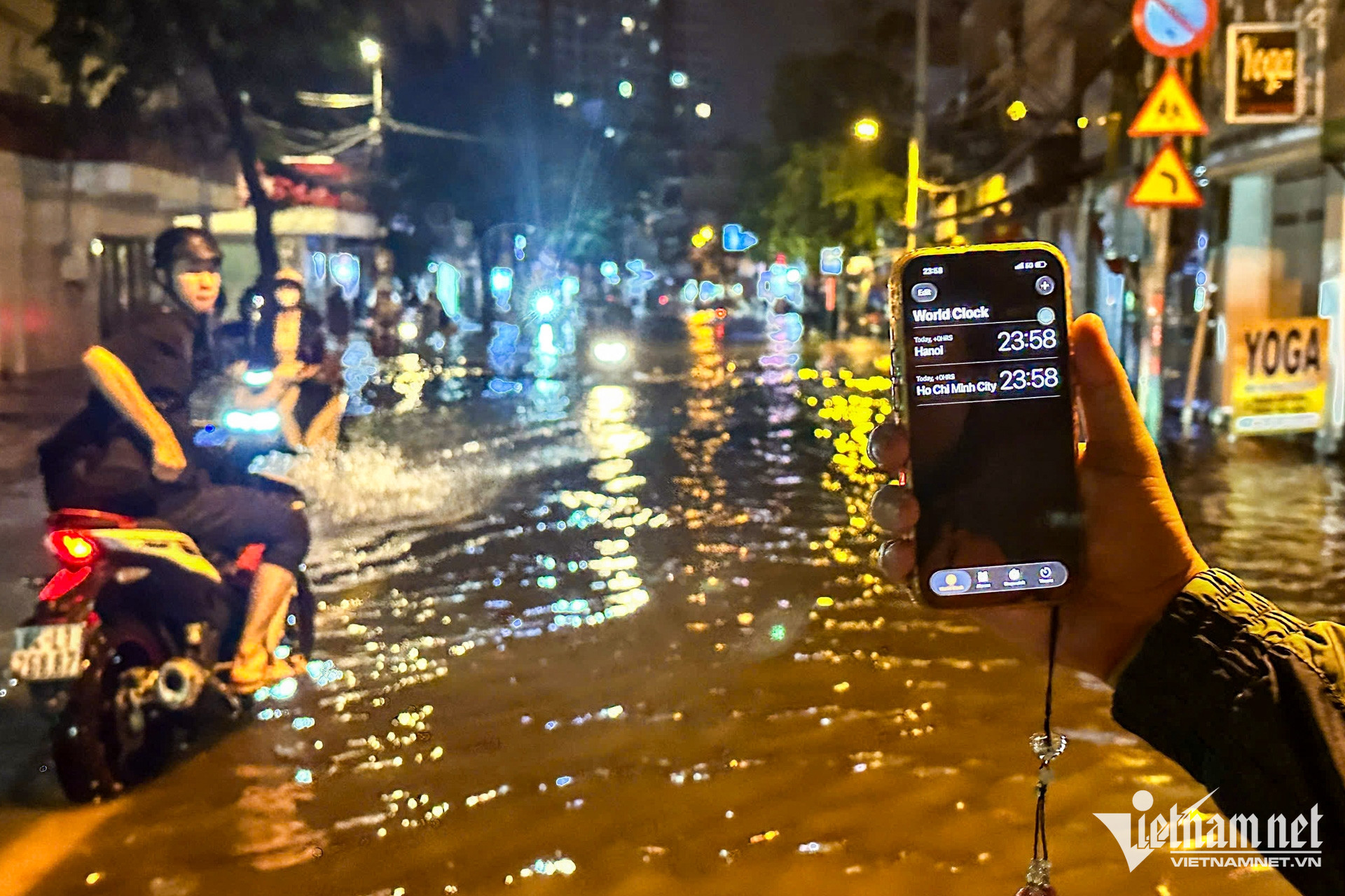 Cảnh nửa đêm cẩu ô tô khỏi nước ngập, trăm xe máy xếp hàng chờ sửa ở TPHCM - 10