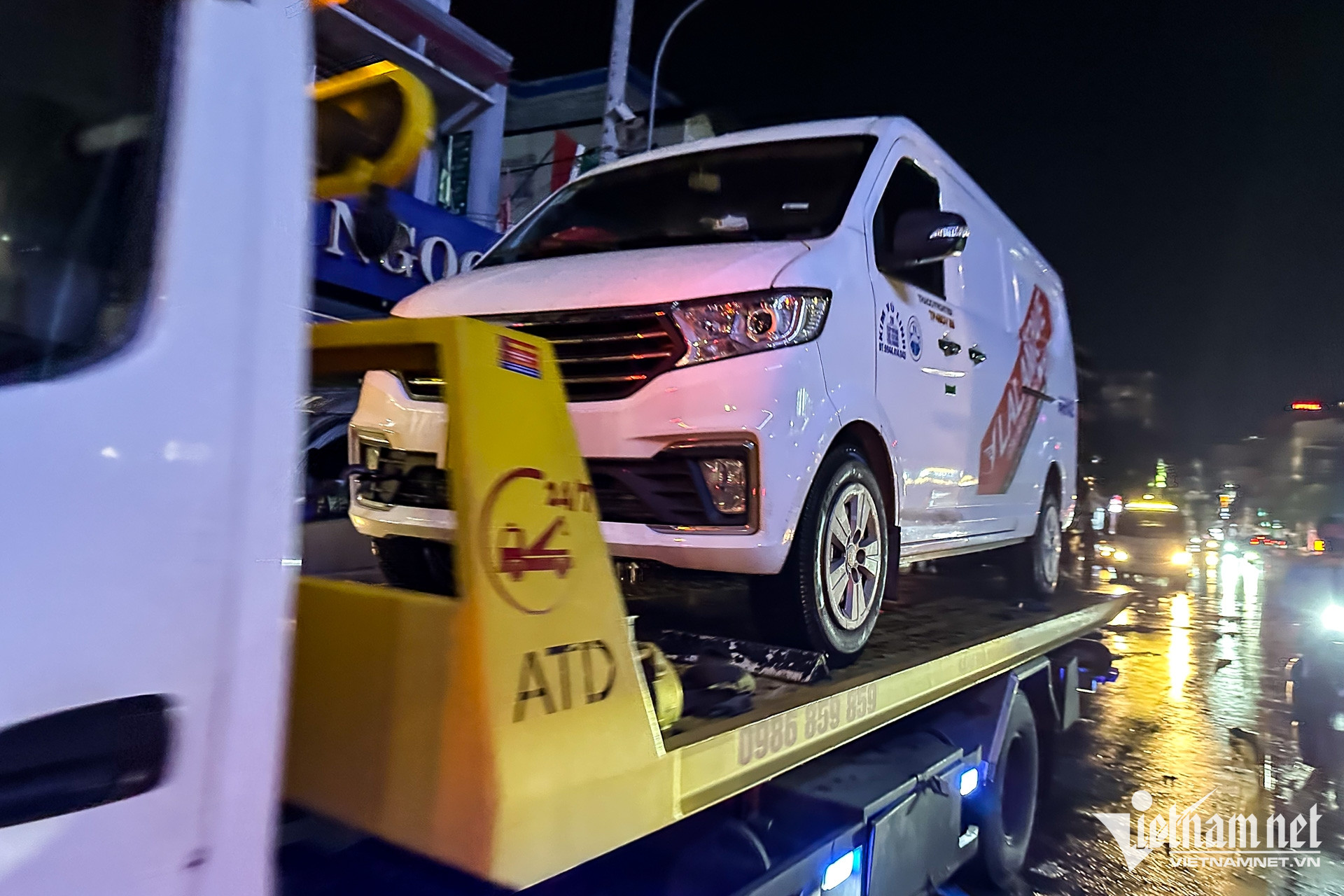 Cảnh nửa đêm cẩu ô tô khỏi nước ngập, trăm xe máy xếp hàng chờ sửa ở TPHCM - 14