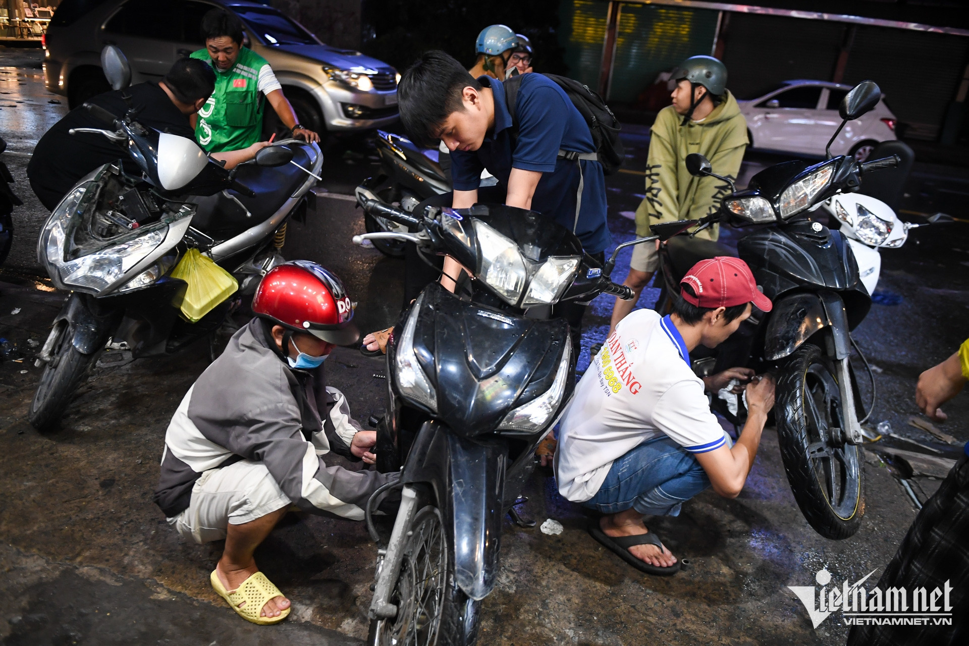 Cảnh nửa đêm cẩu ô tô khỏi nước ngập, trăm xe máy xếp hàng chờ sửa ở TPHCM - 17