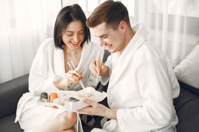 Những hành động tử tế mà bé nhỏ có thể ghi điểm lớn trong mắt phụ nữ. Ảnh minh họa