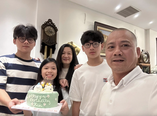Gia đình của đạo diễn Bình Trọng và bà xã hoa khôi Thu Phương có 3 con đủ nếp đủ tẻ.