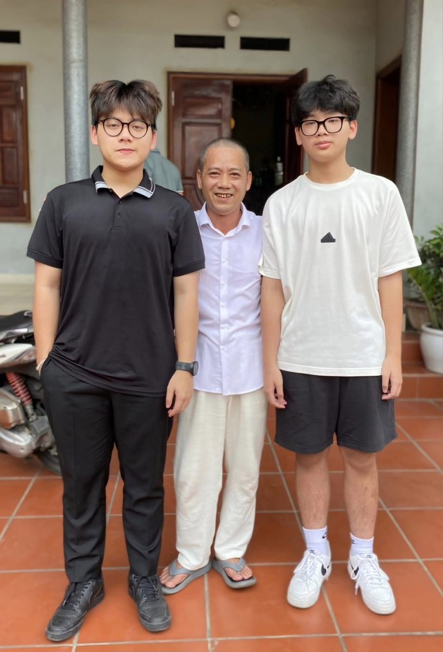 Bình Trọng lép vế khi đứng cùng 2 con trai.