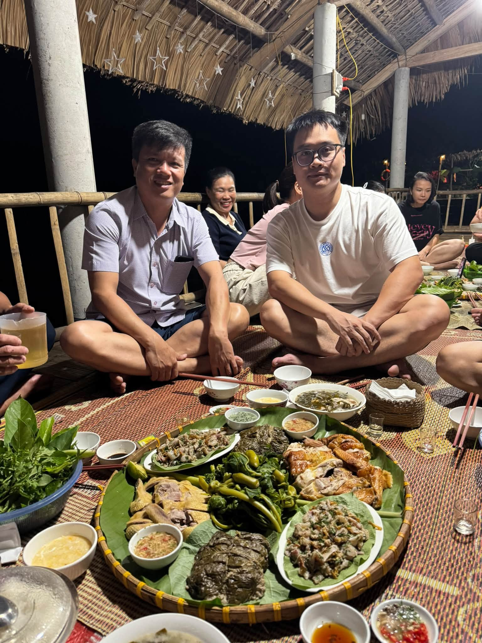 Mâm cơm dân dã của người Tày ở Lào Cai có loạt món lạ, du khách thích thú - 1