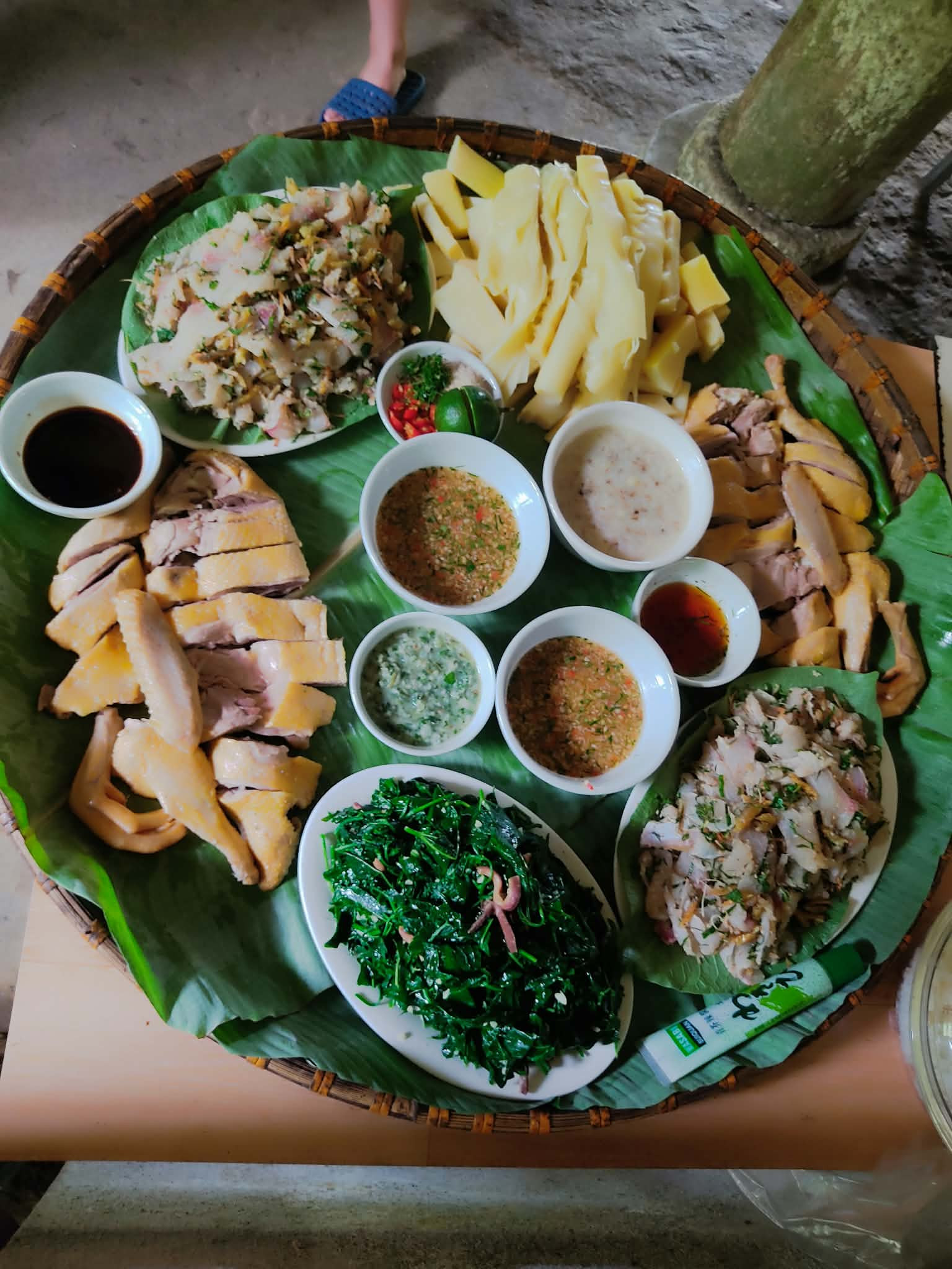 Mâm cơm dân dã của người Tày ở Lào Cai có loạt món lạ, du khách thích thú - 7