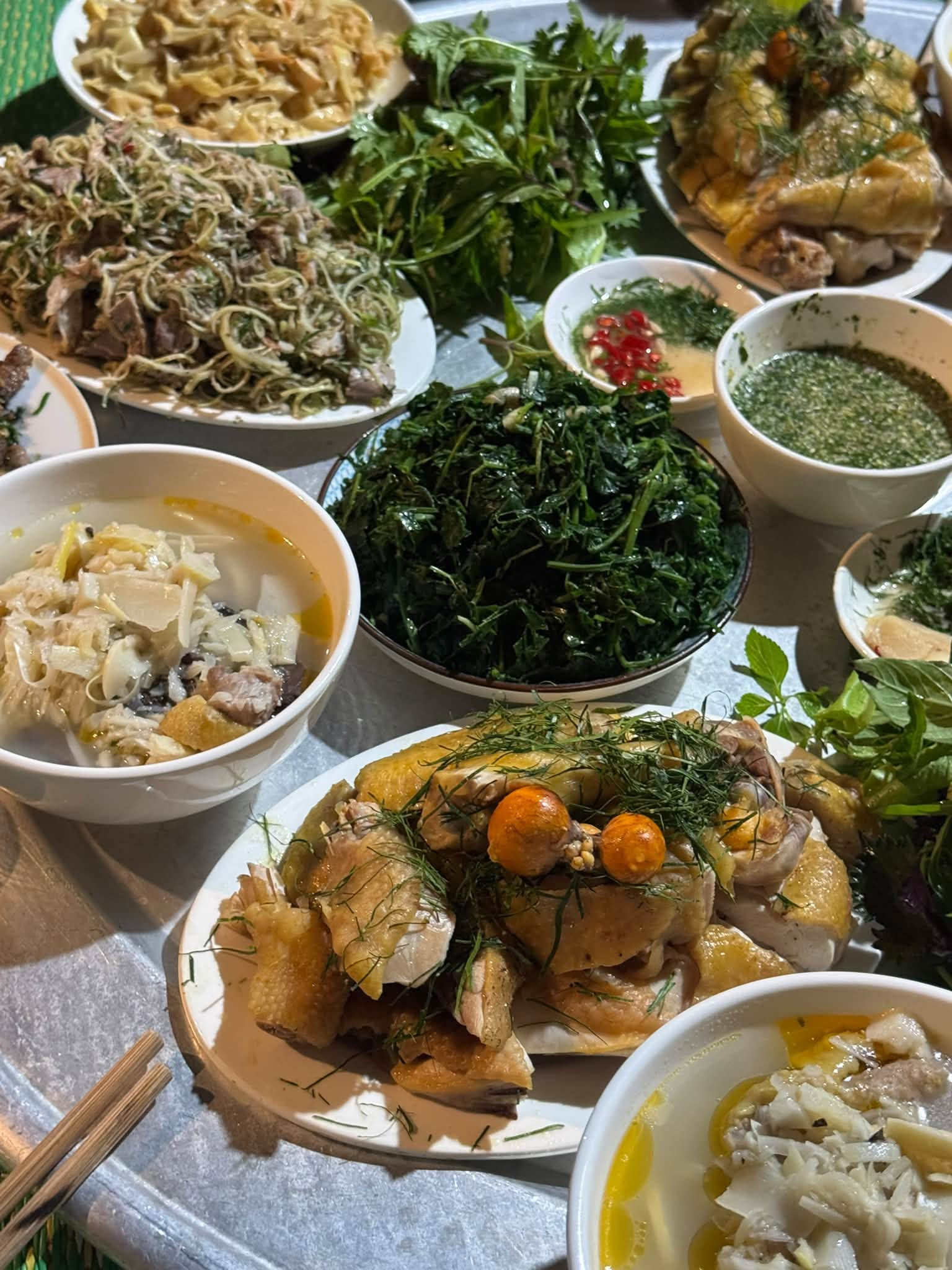 Mâm cơm dân dã của người Tày ở Lào Cai có loạt món lạ, du khách thích thú - 4