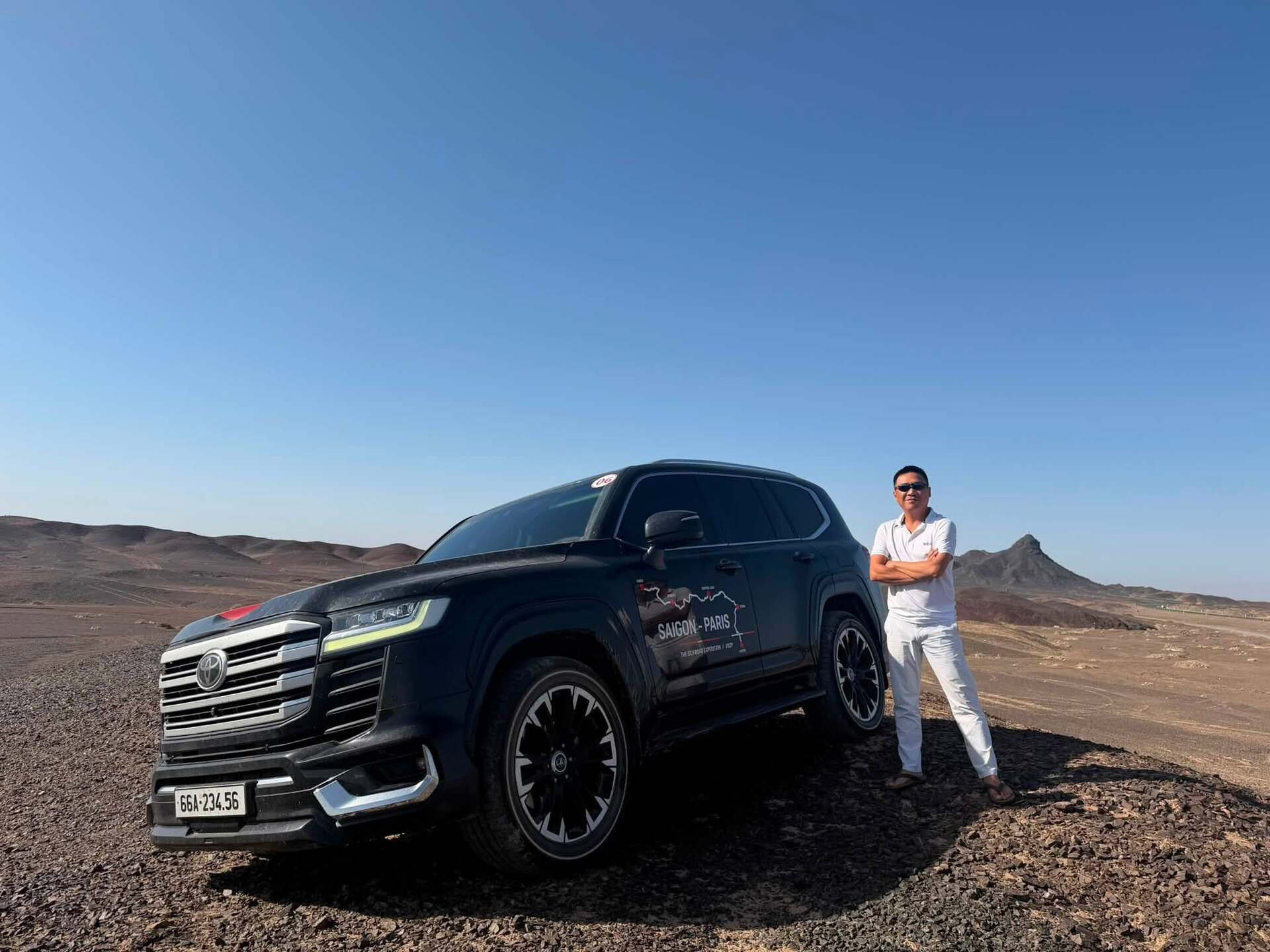 Anh Minh Tại Sa Mạc Gobi, Trung Quốc - Một Trong Những Sa Mạc Lớn Nhất Trên Thế Giới. Phần Lớn Bề Mặt Là Đất Sỏi, Đá Khô Cằn Và Các Dãy Núi Gồ Ghề