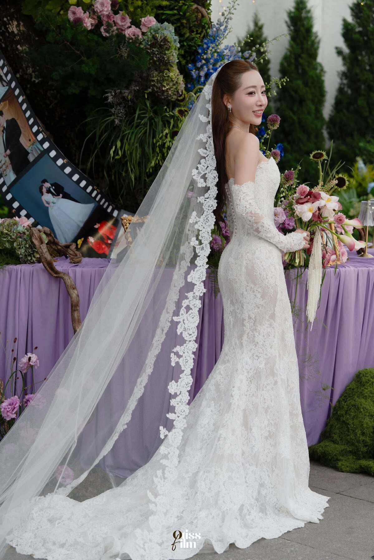 Trong đám cưới, Thùy Anh diện bộ váy đuôi cá ôm sát cơ thể, tôn đường cong gợi cảm. Người đẹp sinh năm 1987, được nhận xét trẻ trung so với tuổi U40. Trước khi đến với Ngọc Quỳnh, cô là mẹ đơn thân của cậu con trai 15 tuổi.