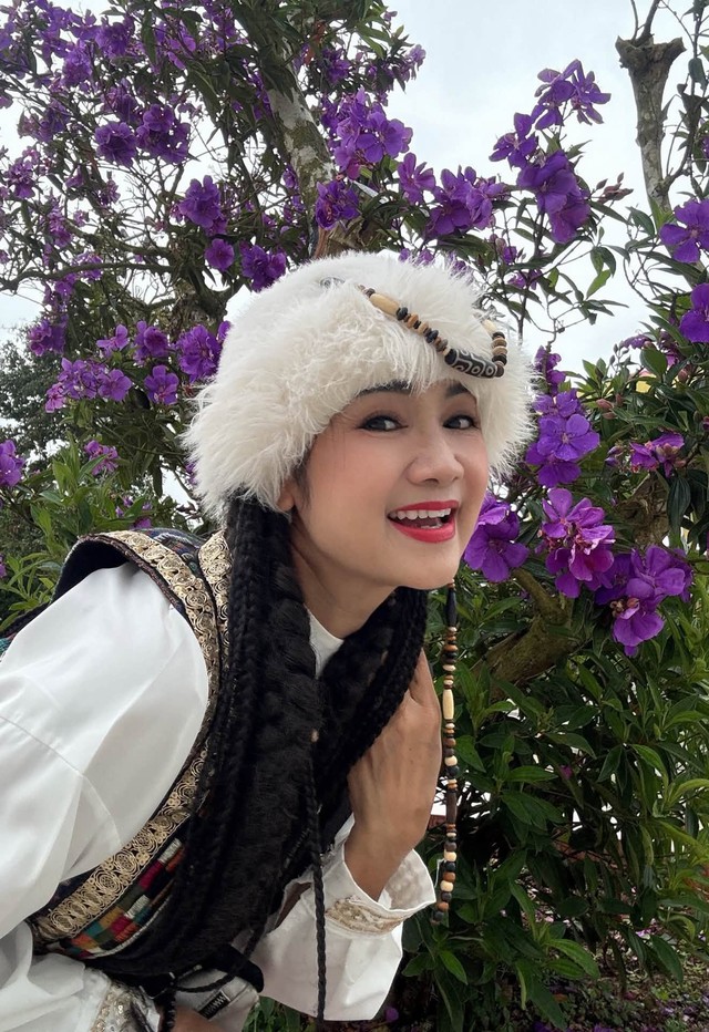 Ở tuổi sắp hưu, NSND Thu Hà Lá ngọc cành vàng dãn bớt công việc và dành thời gian cho bản thân. Người đẹp quê gốc Tuyên Quang vừa có những chuyến du lịch ngắn ngày để nạp năng lượng tích cực, tươi vui cho mình.