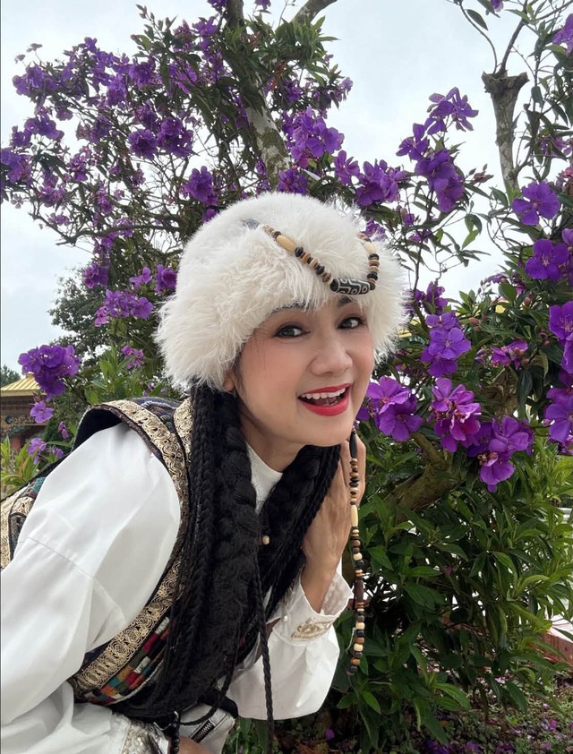 NSND Thu Hà từng được khán giả biết đến với hình ảnh những cô gái có vẻ đẹp trong trẻo, sang trọng. Chị không sở hữu vẻ đẹp quá sắc sảo mà thiên về sự mềm mại, nền nã. Chính nét riêng ấy giúp nữ diễn viên thường được giao những vai tiểu thư, quận chúa hay những người a classTextlinkBaiviet hrefhttps://eva.vn/phụ nữ/a có xuất thân đặc biệt.