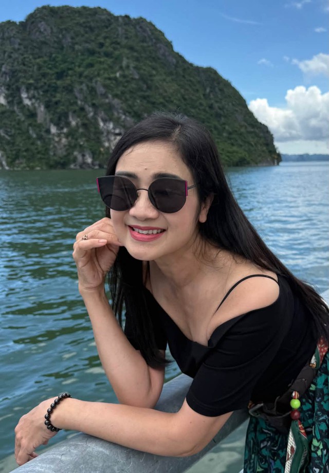 Ở những lần xuất hiện gần đây, NSND Thu Hà thường chọn trang phục thanh lịch, trang điểm vừa phải. Chị không quá cầu kỳ trong việc xây dựng hình ảnh. 