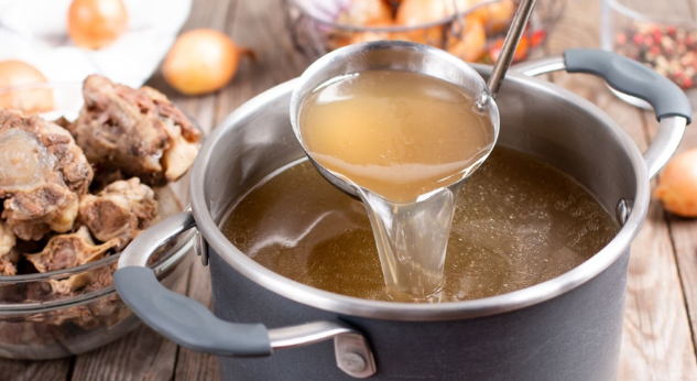 Sử dụng nước lọc nguội khi hầm xương giúp xương tiết hết chất ngọt, không nên cho nước nóng ngay từ đầu.