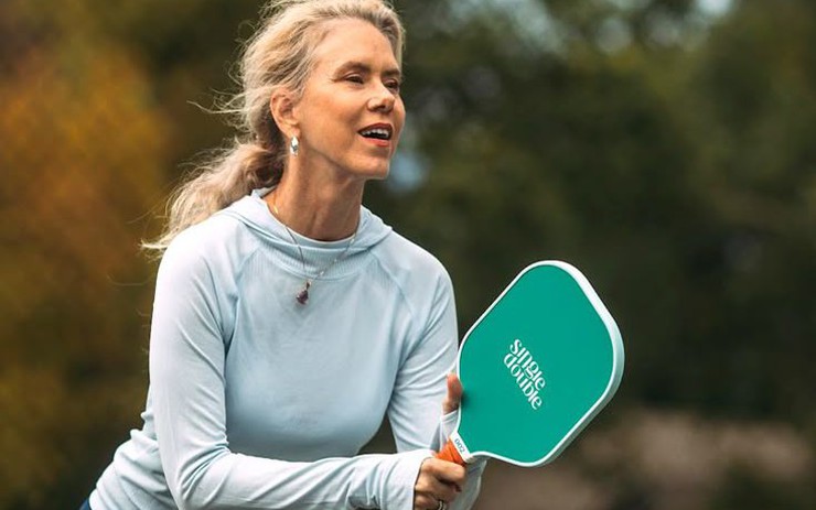 Tính tương tác cao khi thi đấu theo cặp giúp người chơi pickleball giải toả căng thẳng và tăng cường gắn kết xã hội. (Ảnh minh hoạ)
