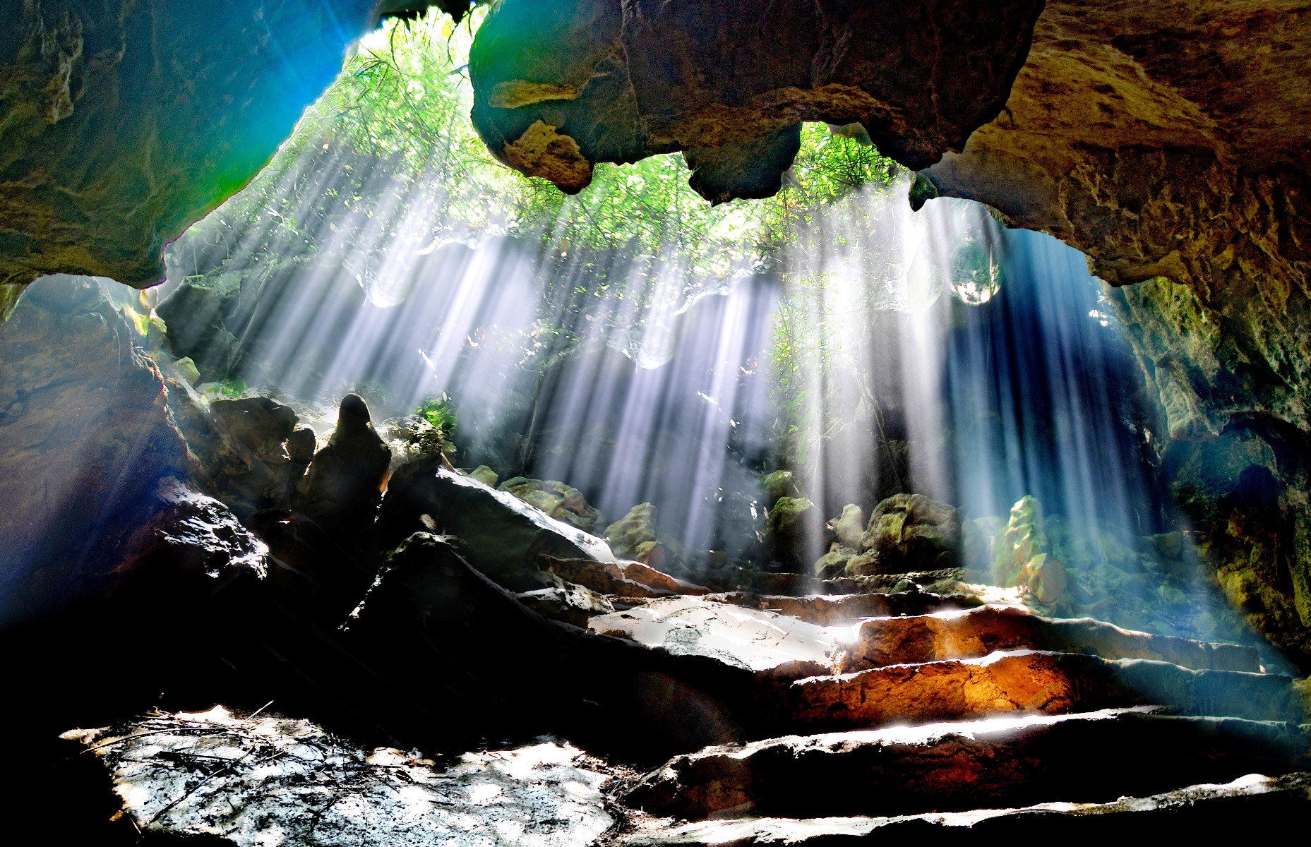 Hang Động Kỳ Thú Ở Ninh Bình, Du Khách Đi Thuyền Giữa Dải Ngân Hà Động Mang Một Vẻ Đẹp Huyền Ảo, Được Mệnh Danh Là “Chốn Bồng Lai Tiên Cảnh” Hay “Dải Ngân Hà Trong Lòng Núi”. Ảnh: Thiên Hà