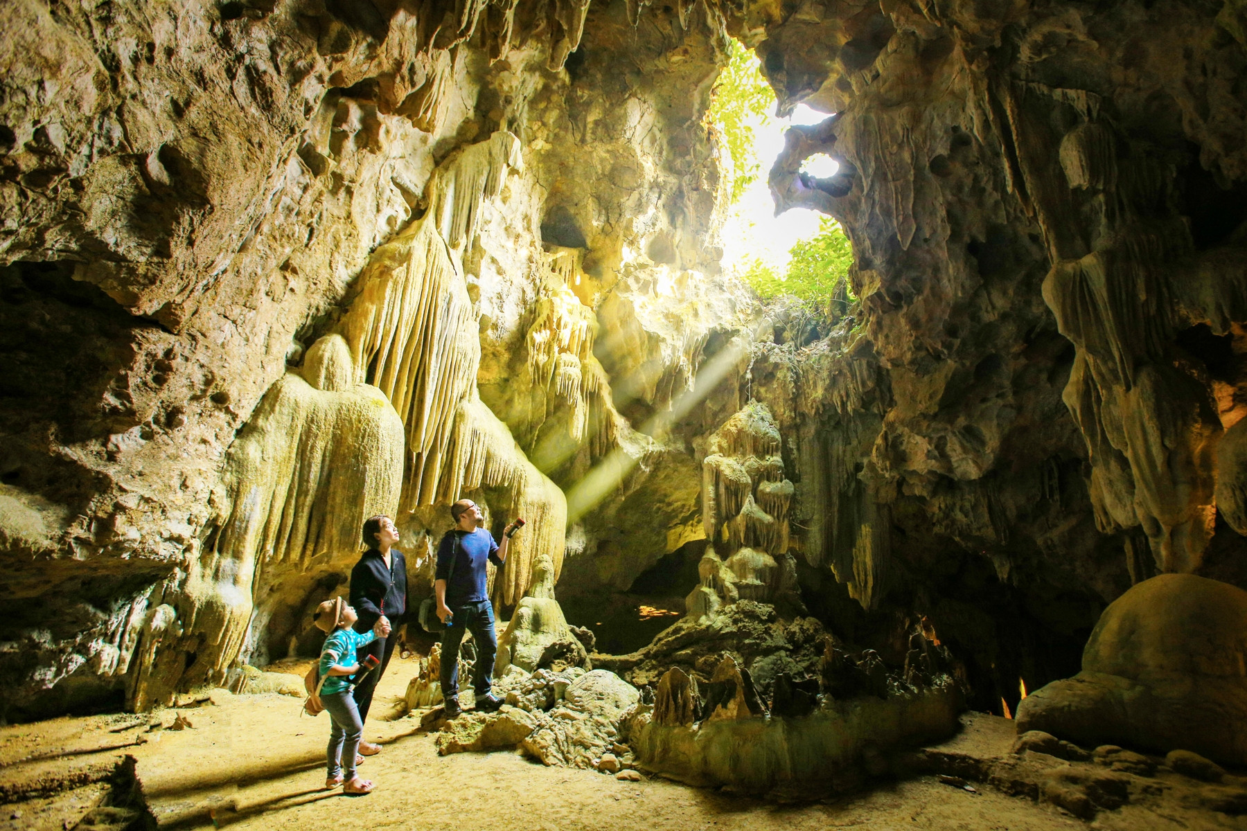 Hang Động Kỳ Thú Ở Ninh Bình, Du Khách Đi Thuyền Giữa Dải Ngân Hà Hang Động Kỳ Thú Ở Ninh Bình, Du Khách Đi Thuyền Giữa Amp;#34;Dải Ngân Hàamp;#34; - 8