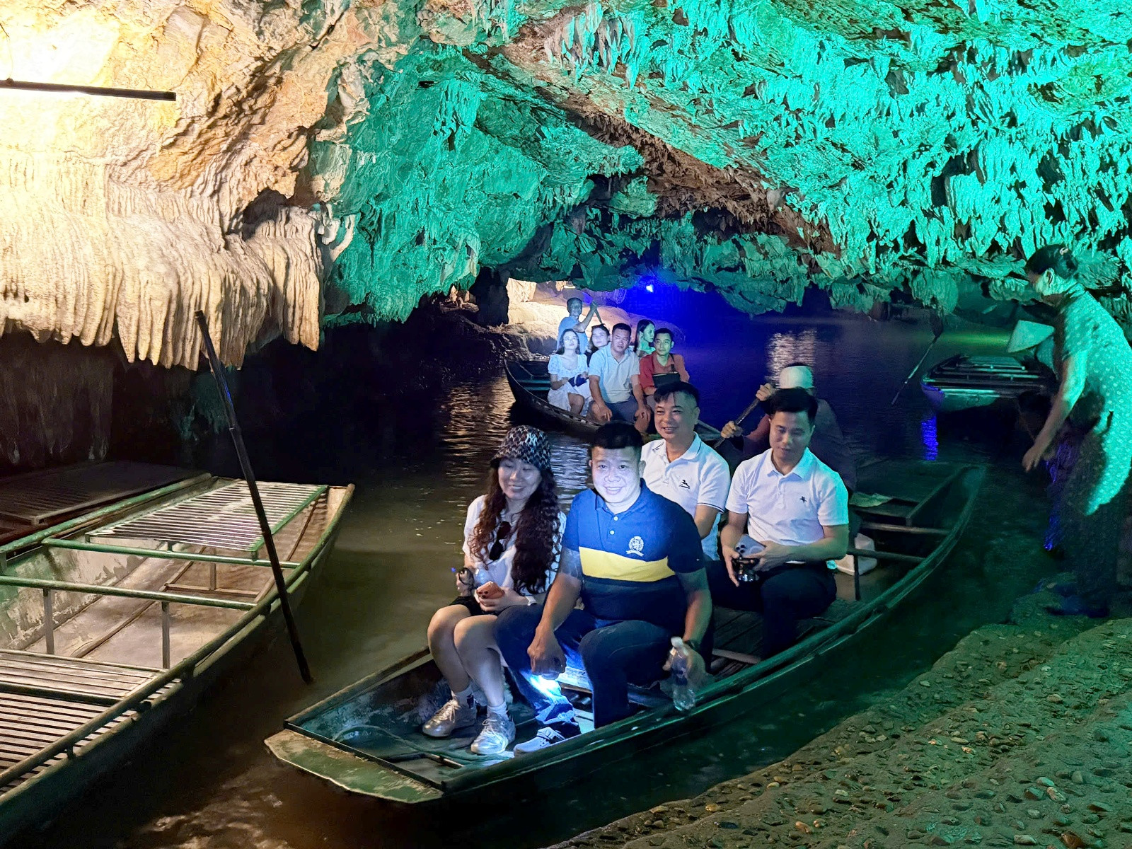 Hang Động Kỳ Thú Ở Ninh Bình, Du Khách Đi Thuyền Giữa Dải Ngân Hà Du Khách Ngồi Thuyền Trên Sông Ngầm Với Hàng Vạn Khối Nhũ Đá Lấp Lánh Phản Chiếu Xuống Dòng Nước Cảm Giác Như Đang Trôi Giữa Dải Ngân Hà Với Vô Số Vì Sao Tỏa Sáng. Ảnh: Thiên Hà