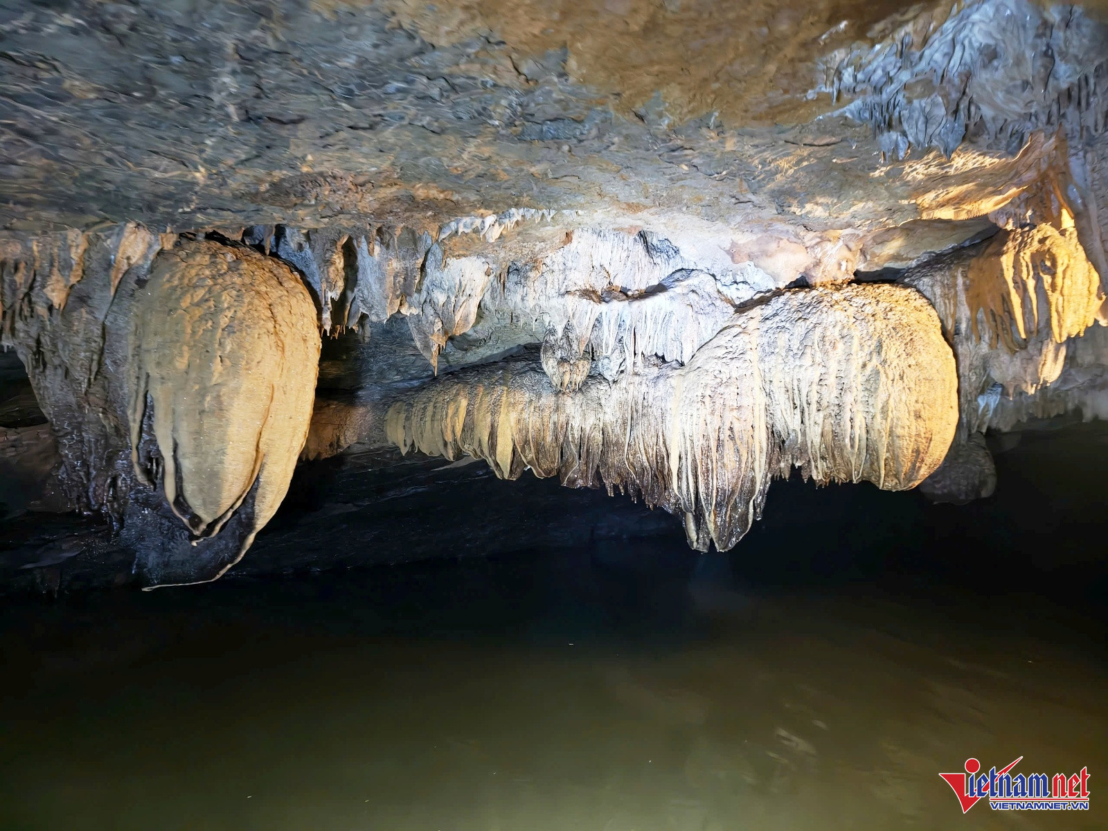 Hang Động Kỳ Thú Ở Ninh Bình, Du Khách Đi Thuyền Giữa Dải Ngân Hà Dải Ngân Hà Uốn Lượn Với Vô Vàn Nhũ Đá Đẹp Lung Linh