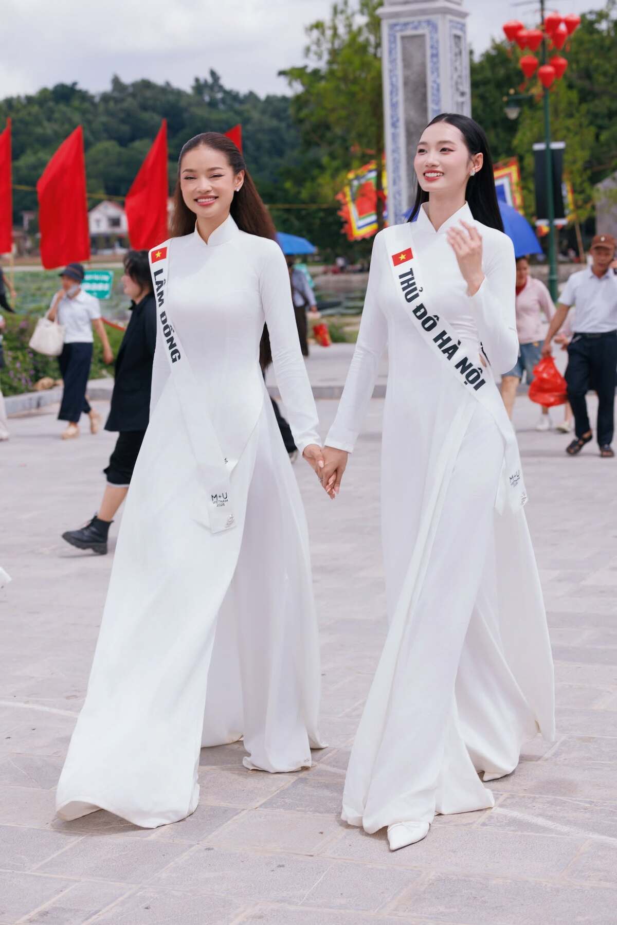 Quỳnh Anh cùng Như Mỹ và các thí sinh đến dâng hương tại đền Côn Sơn - Kiếp Bạc ở ngày thi thứ 5.