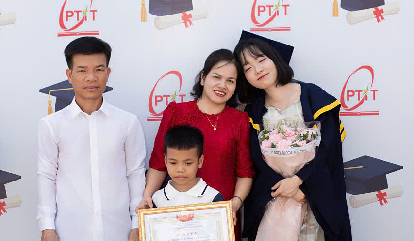 Hạnh bên gia đình trong ngày tốt nghiệp hôm 26/9. Ảnh: Nhân vật cung cấp