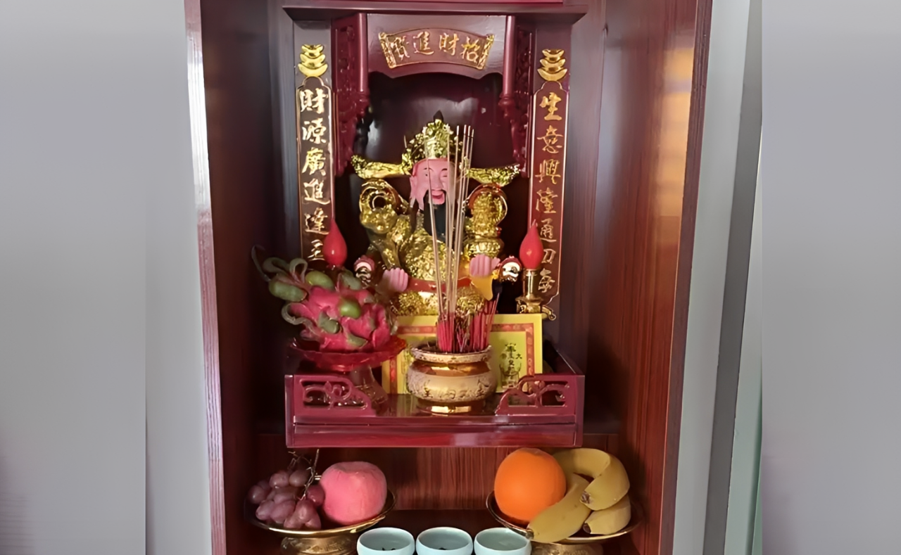 Bàn thờ Thần Tài là góc tâm linh quan trọng của người làm ăn, nơi gửi gắm niềm tin và mong cầu thịnh vượng cho cửa hàng, công ty.