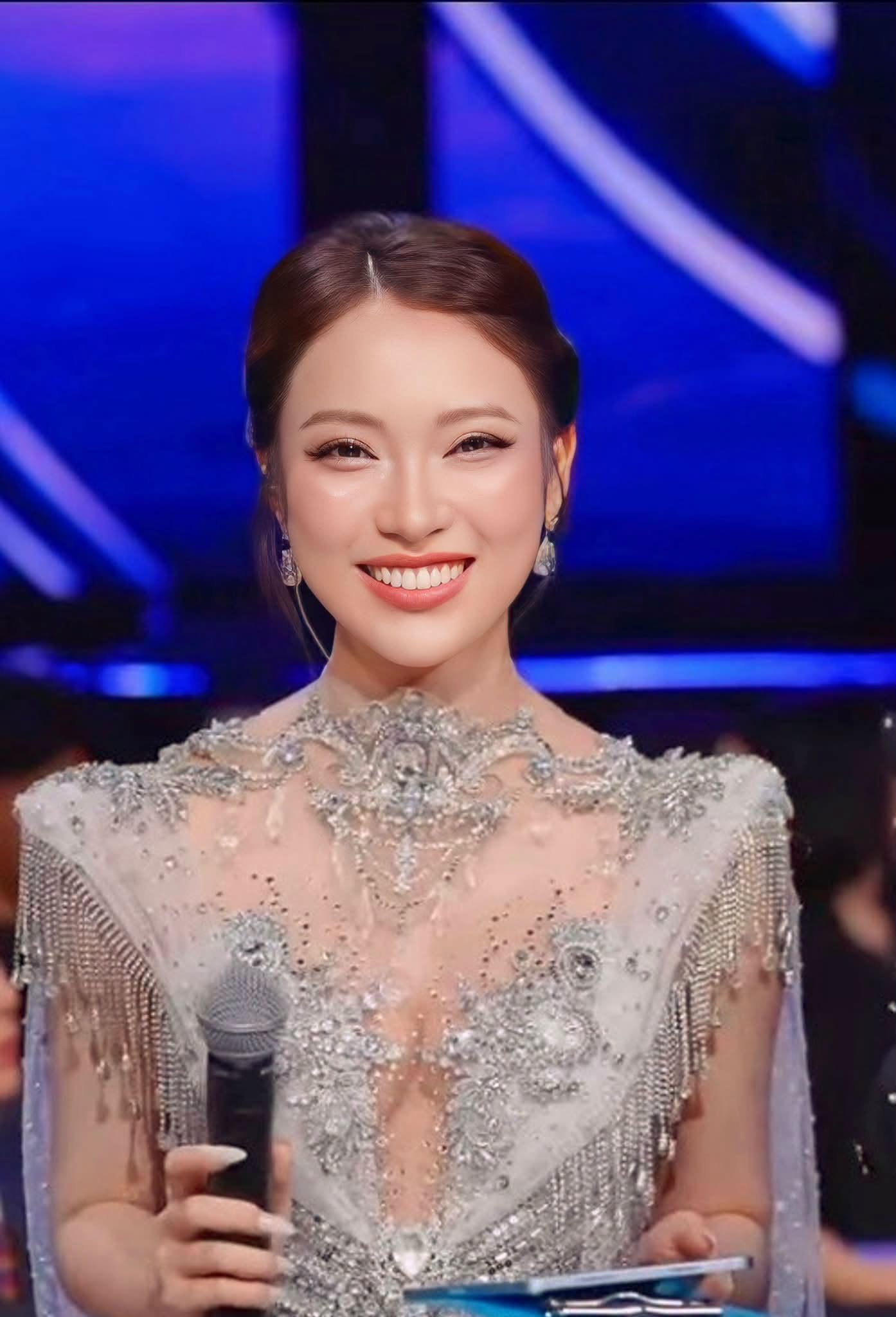 Nhan sắc của Khánh Vy khi làm MC Miss Universe Vietnam 2026.
