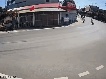 Clip: Xe máy điện "xòe" ở khúc cua, trượt dài văng vào xe khác