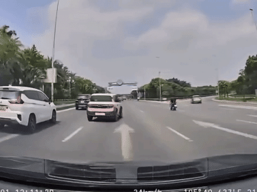 Clip: Ô tô con chạy cắt ngang đường xô ngã xe máy