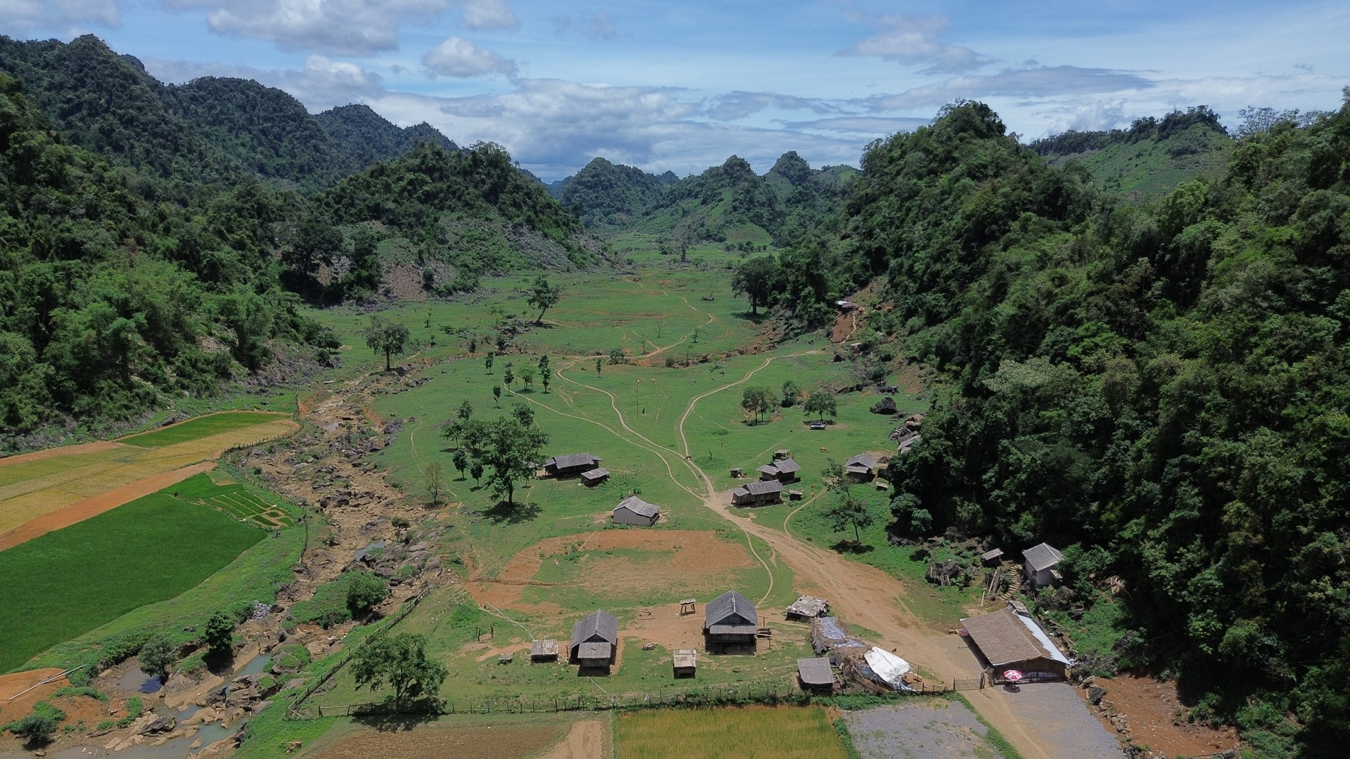 Amp;#34;Vịnh Trên Núiamp;#34; Xanh Mát Cách Hà Nội 220Km, Khách Ngồi Thuyền Đi Tham Quan - 1