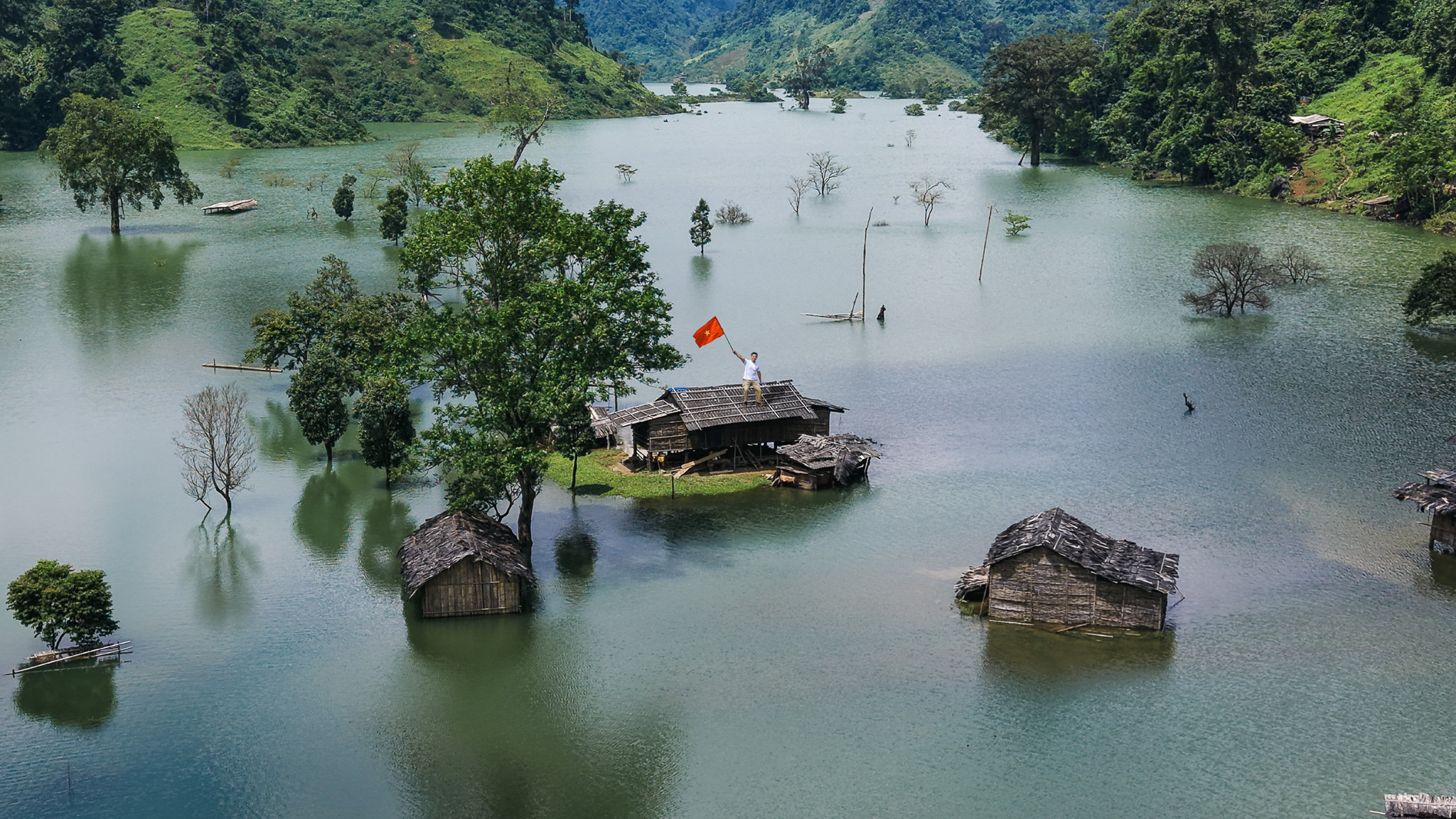 Amp;#34;Vịnh Trên Núiamp;#34; Xanh Mát Cách Hà Nội 220Km, Khách Ngồi Thuyền Đi Tham Quan - 4