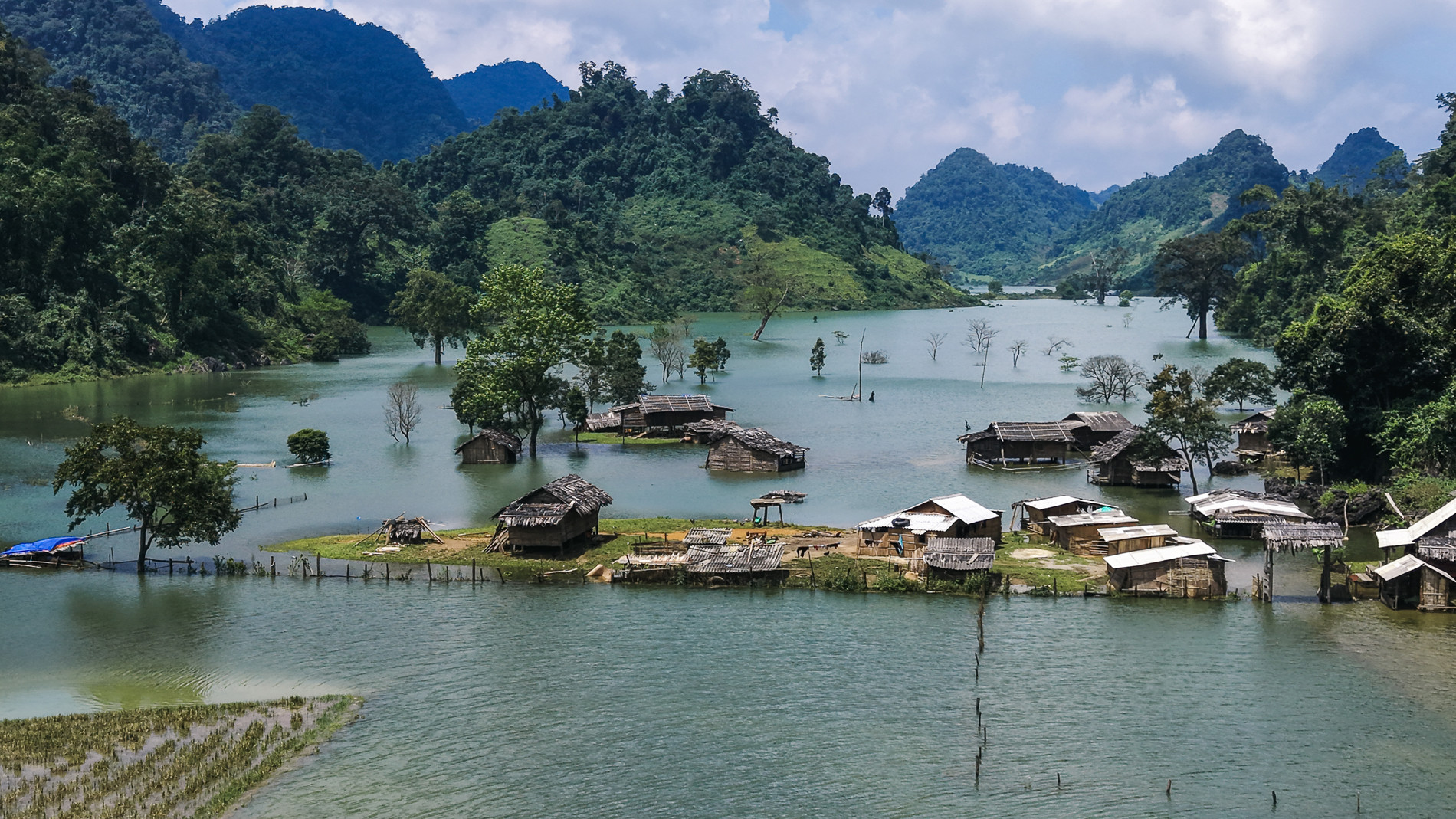 Amp;#34;Vịnh Trên Núiamp;#34; Xanh Mát Cách Hà Nội 220Km, Khách Ngồi Thuyền Đi Tham Quan - 7