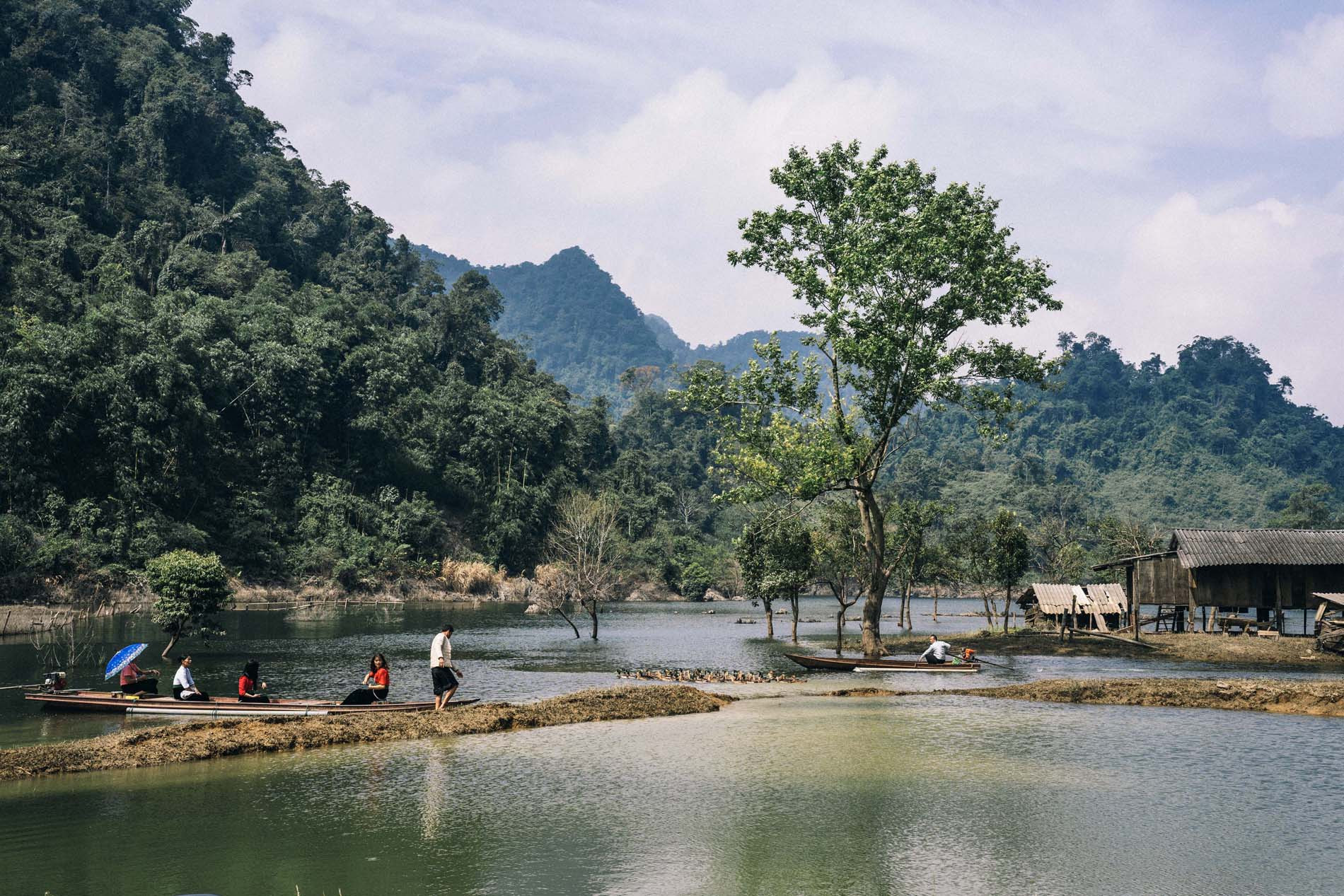 Amp;#34;Vịnh Trên Núiamp;#34; Xanh Mát Cách Hà Nội 220Km, Khách Ngồi Thuyền Đi Tham Quan - 6
