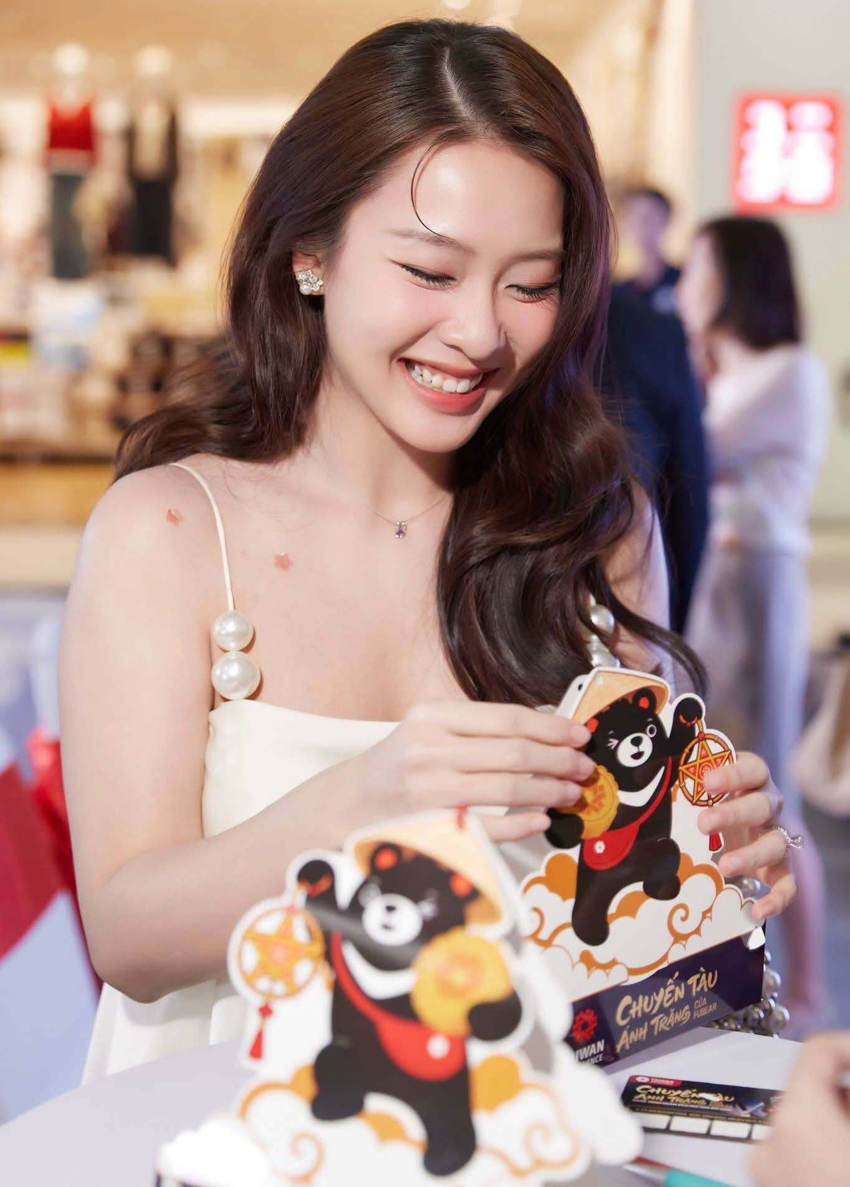 Hồi tháng 8, cô cho biết bước sang giai đoạn mới của cuộc sống nhưng vẫn gắn bó, dành thời gian cho công việc showbiz. Sức khỏe ổn định nên Khả Ngân thoải mái xuất hiện tại các sự kiện gần đây. Trong một số hoạt động, Nhan Phúc Vinh đi cùng cô để tiện chăm sóc.