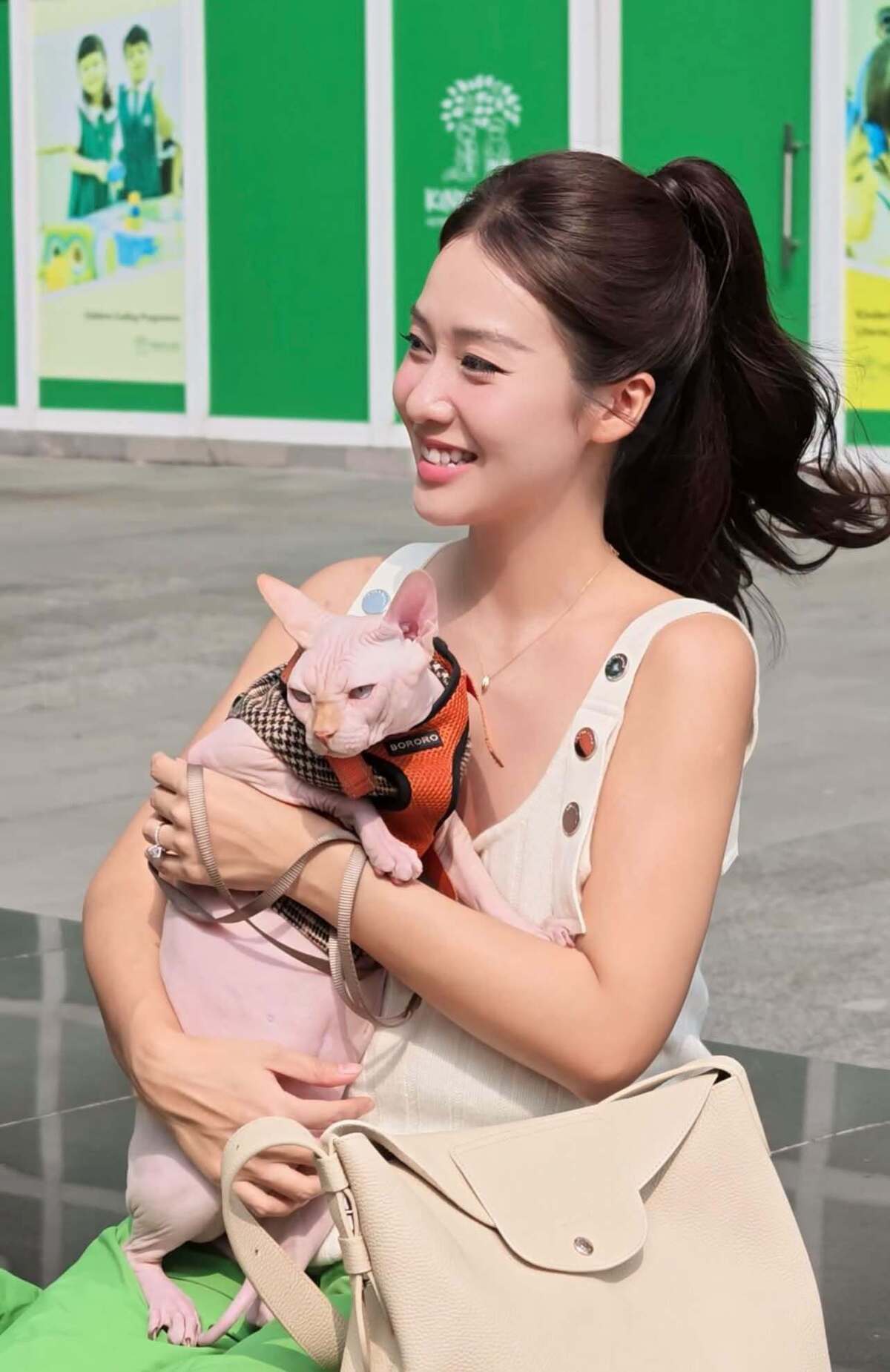 Đời thường, Khả Ngân thích đi bộ, xuống phố dạo chơi, xem đây là cách để giữ tinh thần, tâm trạng thoải mái.
