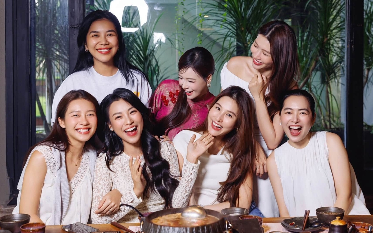 Khả Ngân (ngồi hàng đầu bên phải) chọn trang phục tối giản, để mặt mộc khi tụ họp hội chị em. Trong số các đồng nghiệp thân thiết có Hoàng Oanh, Diễm My 9x, Sam, Quỳnh Châu đã làm mẹ nên cô được các đàn chị chia sẻ kinh nghiệm chăm sóc bản thân lúc mang bầu và chuẩn bị cho vai trò làm mẹ.