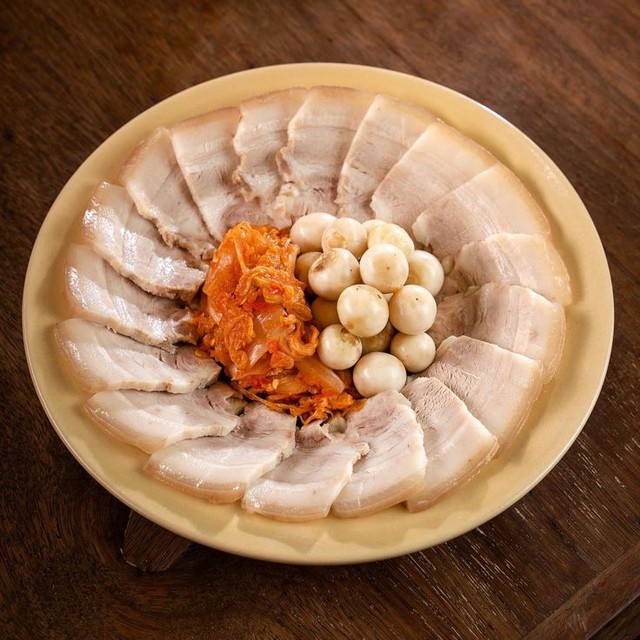 Thịt luộc vốn là món ăn ngon, bổ dưỡng và tiện lợi cho các chị em khi không có nhiều thời gian vào bếp. (Ảnh minh hoạ)